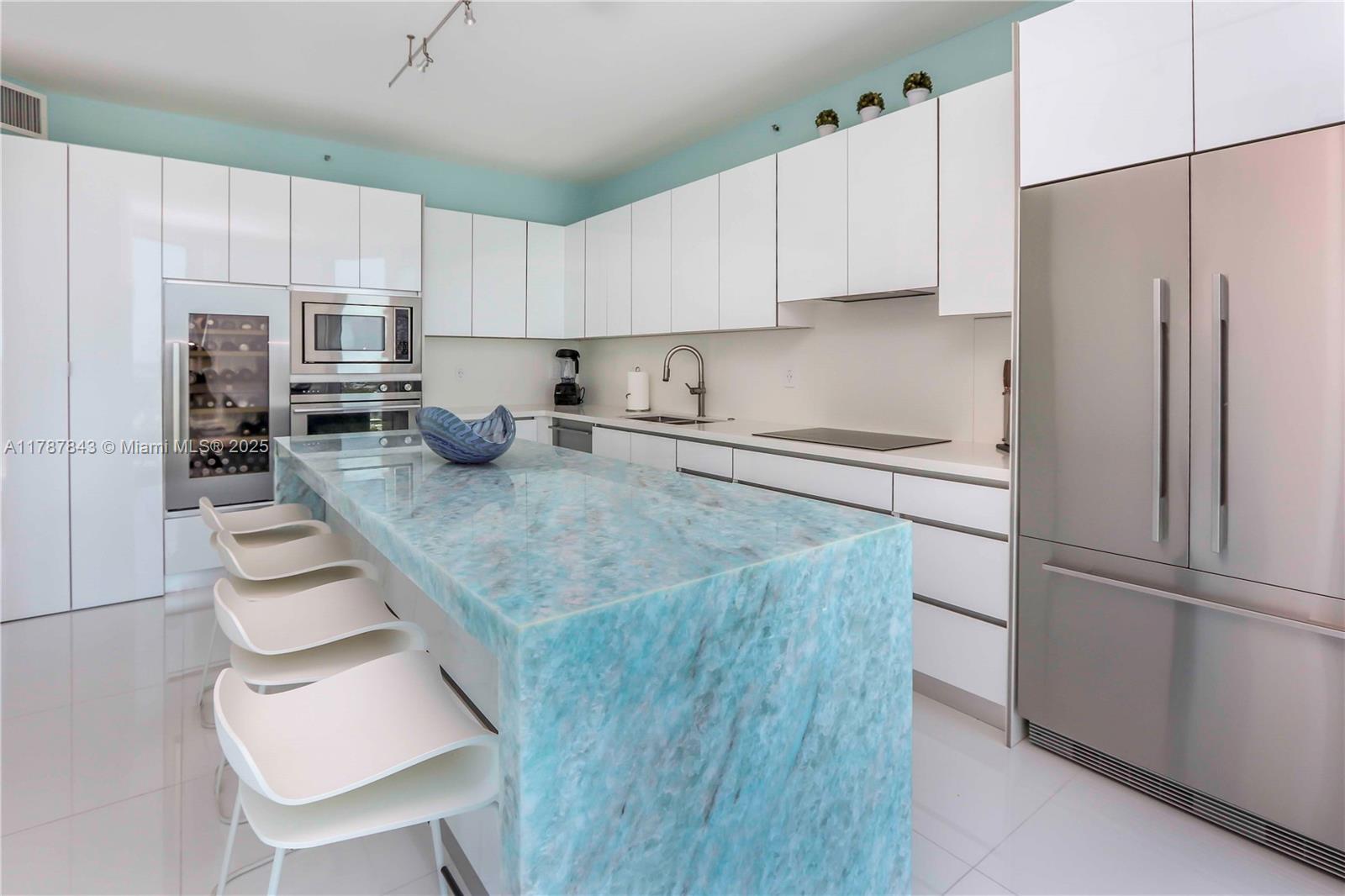 300 S Pointe Dr #2104, Miami Beach FL 33139