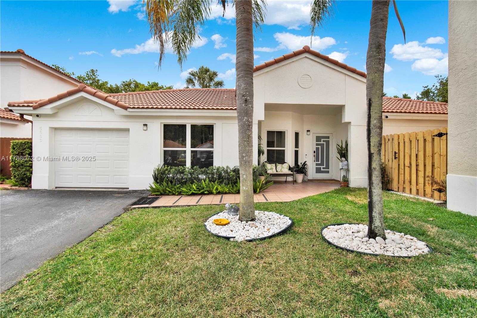 5566 NW 102nd Pl, Doral, Florida image 1