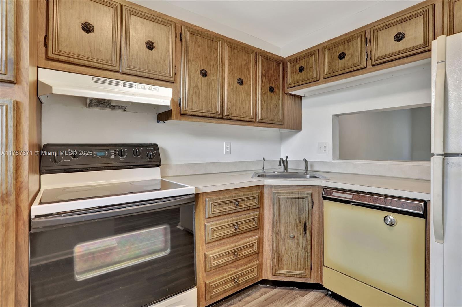 8400 Lagos De Campo Blvd #212, Tamarac, Florida image 9