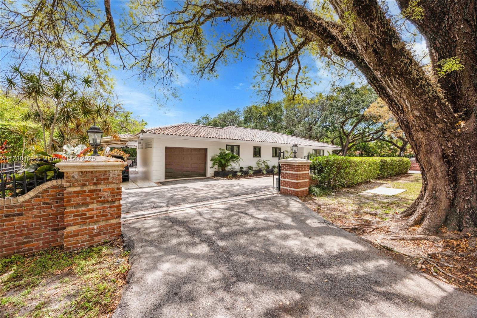 2325  Alhambra Cir  For Sale A11788469, FL