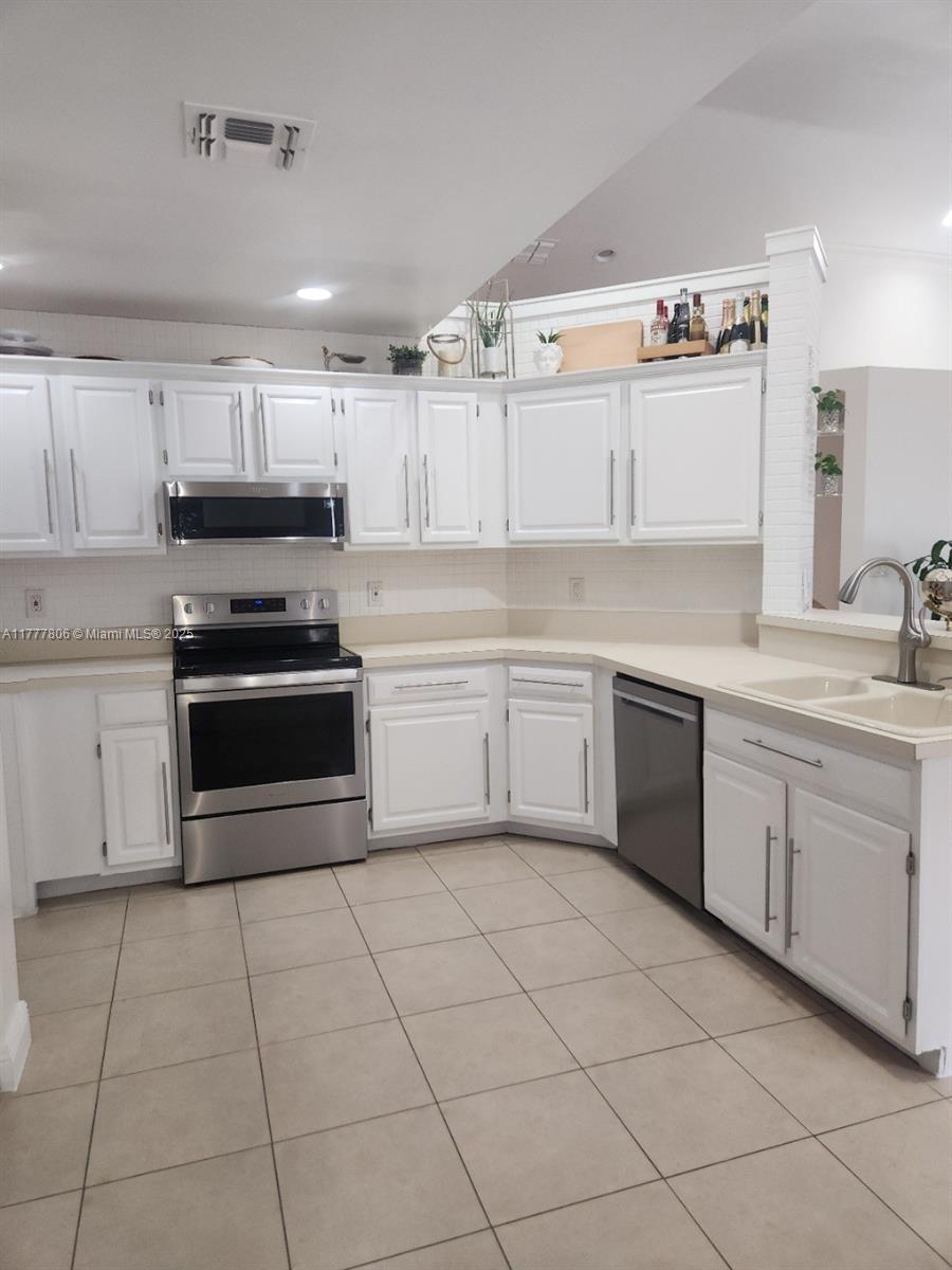 2984 Tall Oak Ct, Davie, Florida image 2