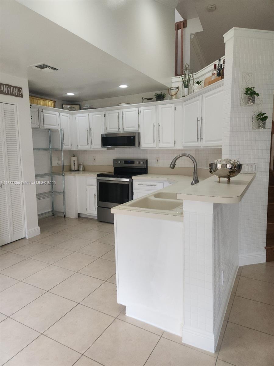 2984 Tall Oak Ct, Davie, Florida image 3