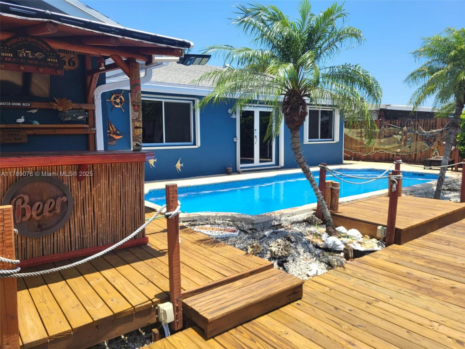 2706  Thomas St  For Sale A11789076, FL