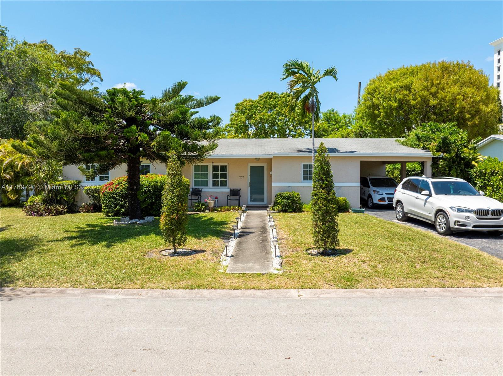 Clean, flat, buildable lot with ideal layout, in a fast-appreciating, development-ready pocket of Coral Gables. The neighborhood is transitioning rapidly, and the buyer of this lot will be positioned to deliver the next standout luxury product.
237 Washington Dr offers a rare opportunity to acquire a well-positioned lot in Coral Gables, 0.2 mls walking distance from Carver Elementary, CocoWalk, the Grove marinas, and Merrick Park. This property sits in a rapidly appreciating pocket near Coconut Grove with strong comps for newly built homes and increasing demand from families seeking proximity to top-rated schools and lifestyle amenities.
Projected IRR 25%, call us for OM