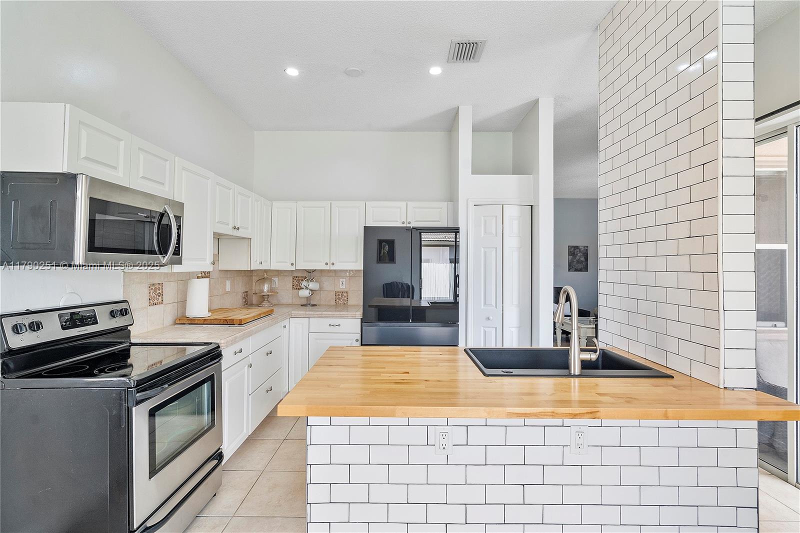 13995 S Cypress Cove Cir, Davie, Florida image 9