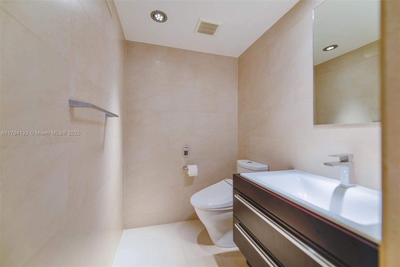 3625 N Country Club Dr #707, Aventura, Florida image 13