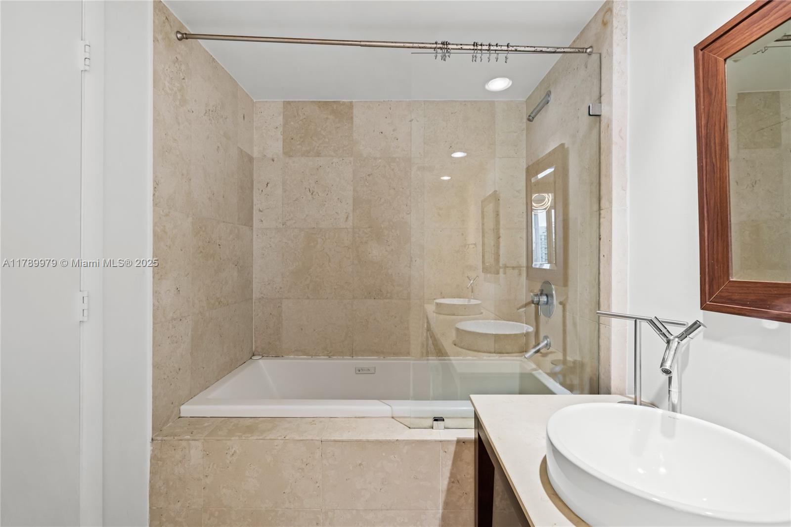 475 Brickell Ave #4811, Miami FL 33131
