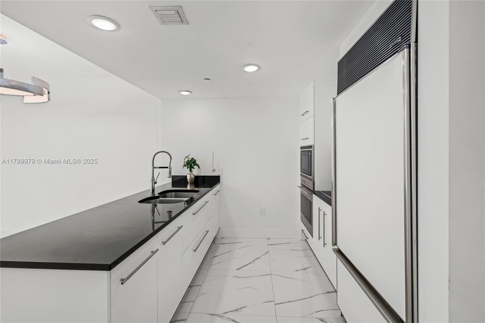 475 Brickell Ave #4811, Miami FL 33131