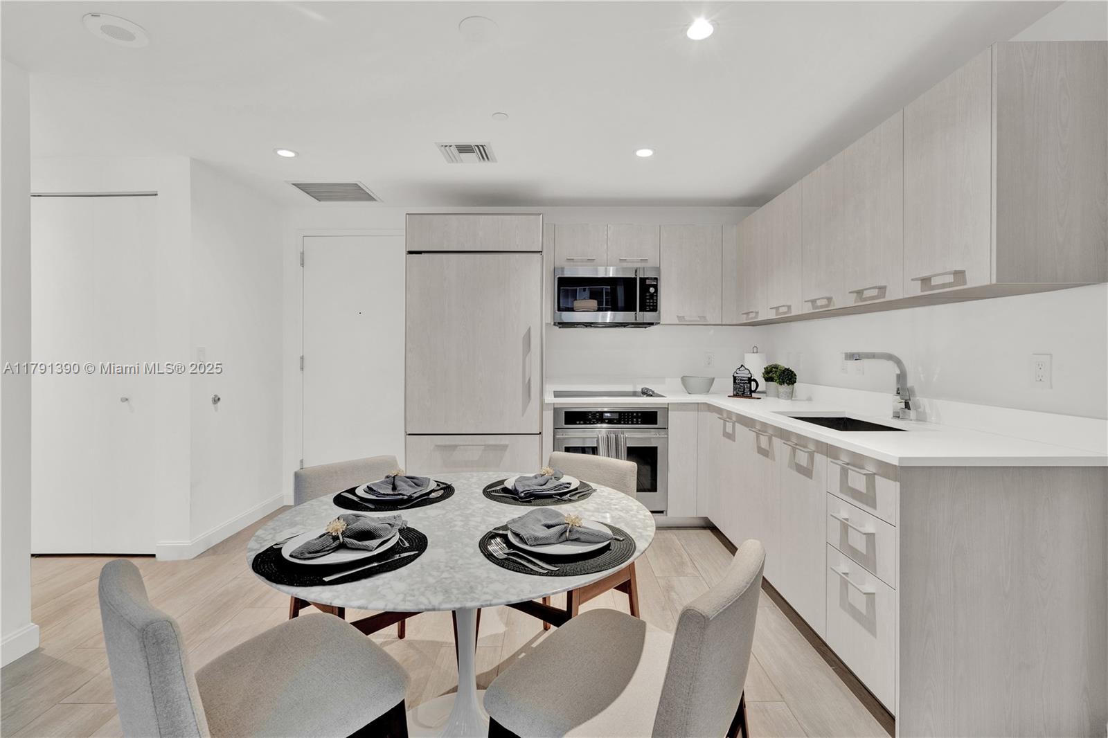 45 SW 9th St #1507, Miami FL 33130