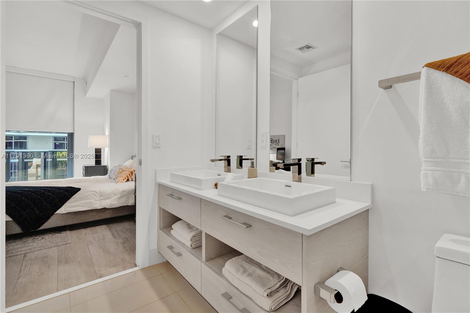 45 SW 9th St #1507, Miami FL 33130