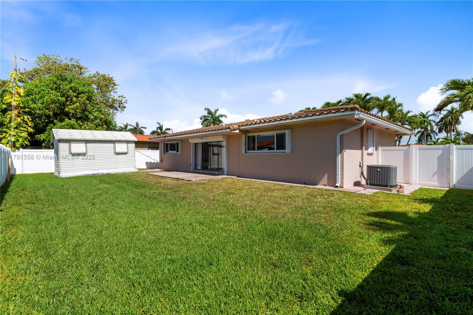 1124 NE 3rd St, Hallandale Beach, Florida image 18