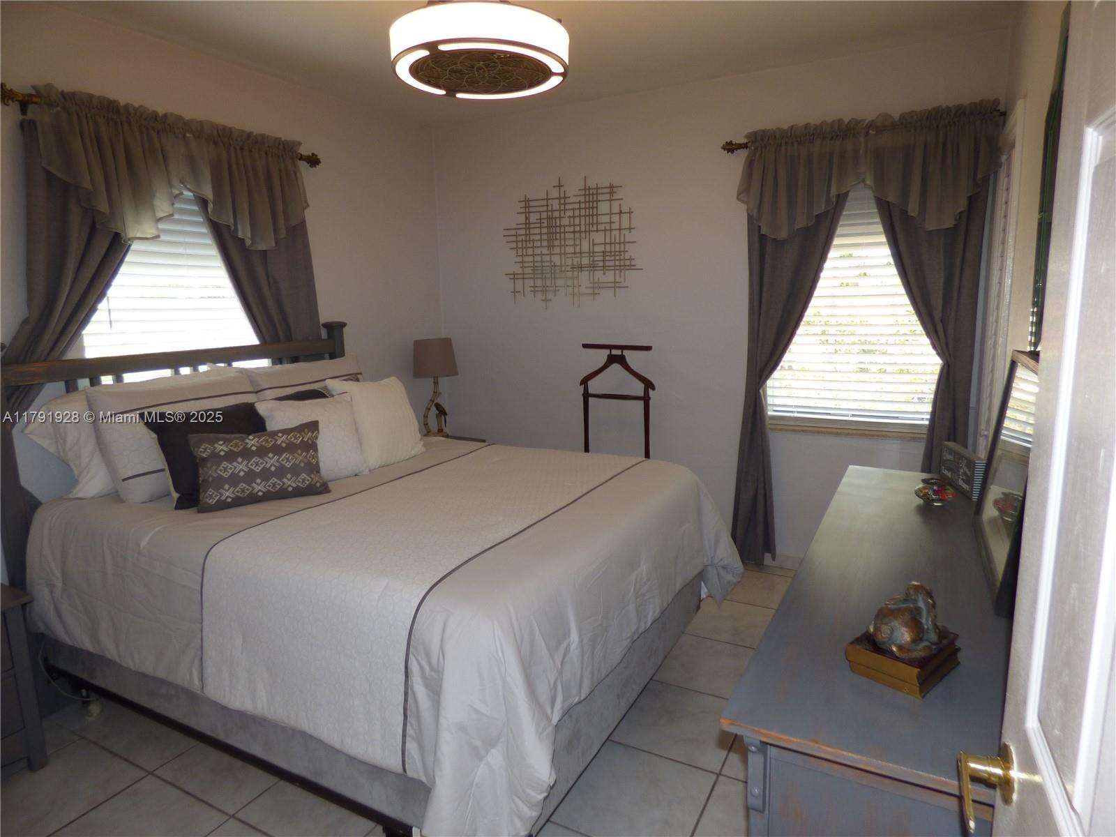 1487 NE 179th St, North Miami Beach, Florida image 9