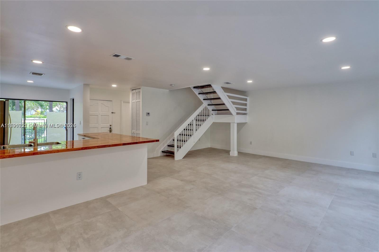3905 Adra Ave #J-46B, Doral, Florida image 6