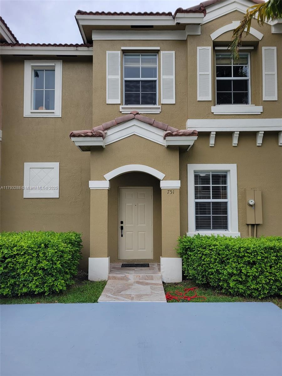 Gated community, pool for residents, safe and quiet neighborhood, all appliances.