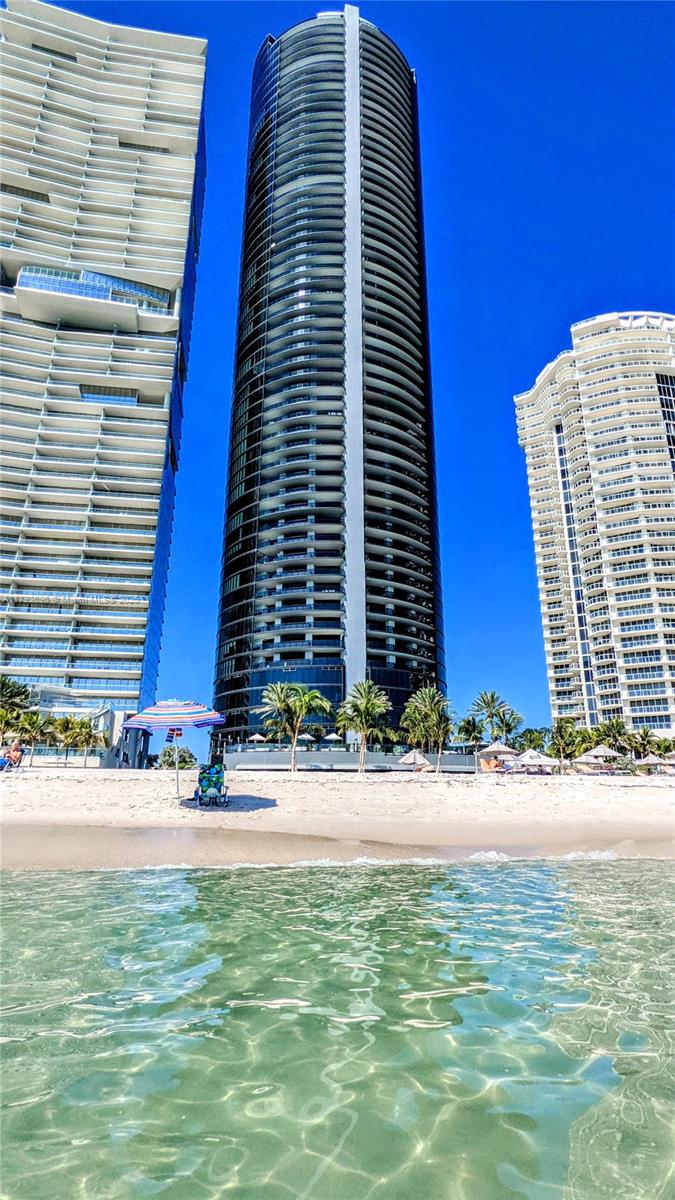 Apartamento à Venda em Sunny Isles Beach, FL