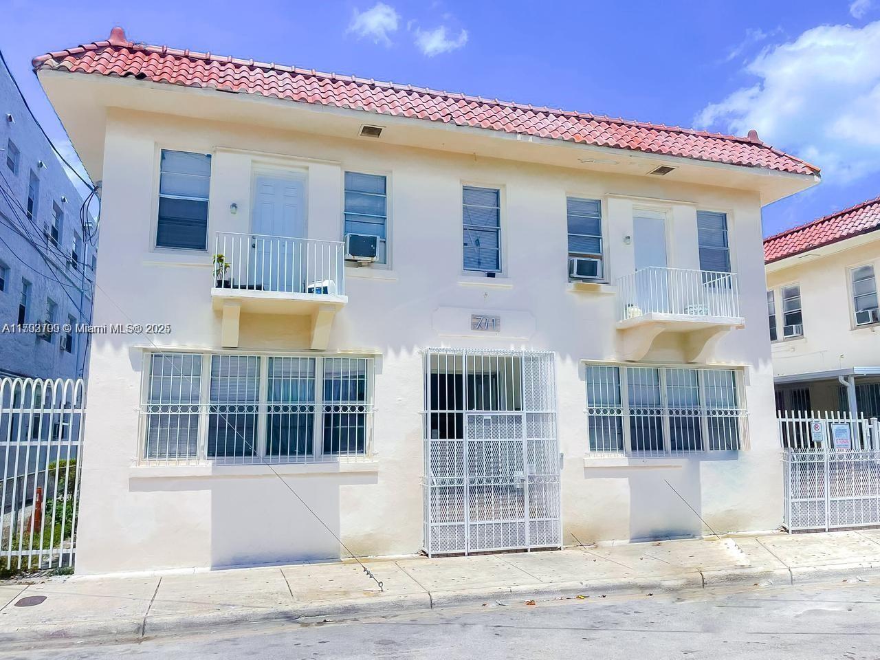 The building is located in the heart of Miami. Just a few minutes from Downtown Miami and Wynwood. The unit
does not have a washer & dryer.
