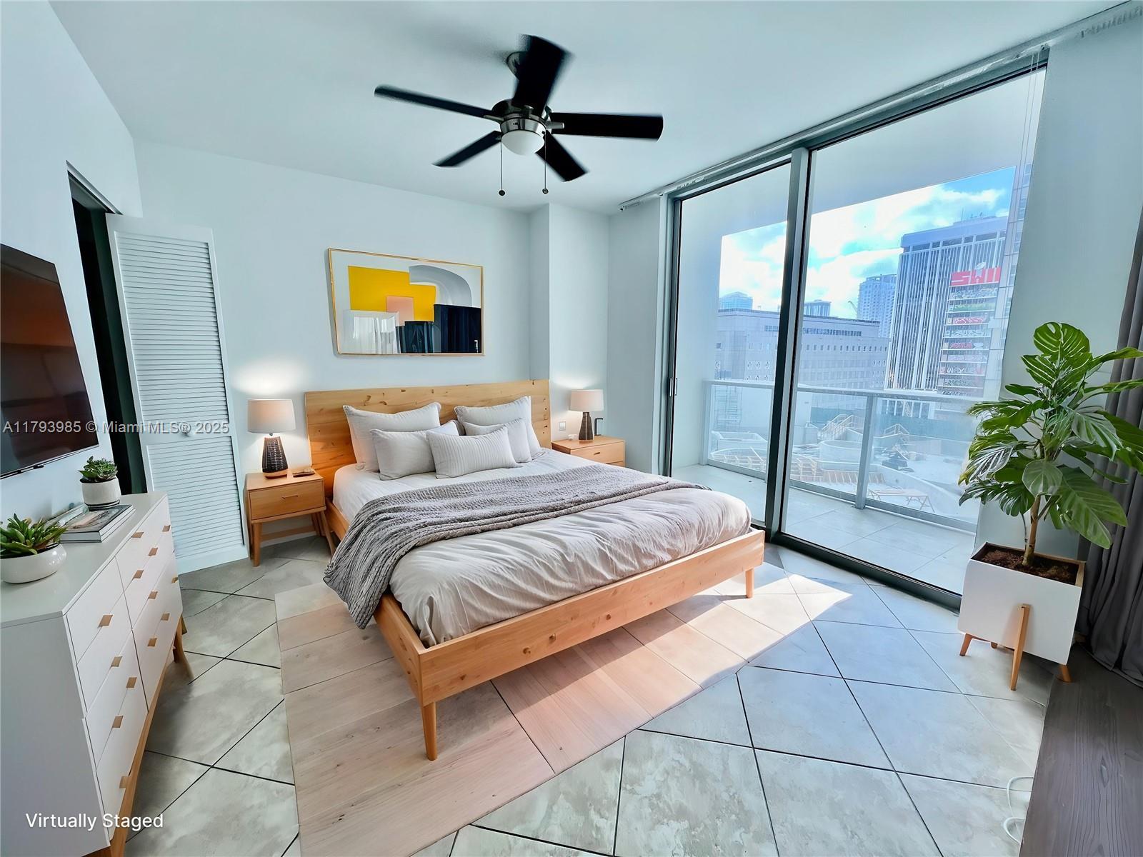 300 S Biscayne Blvd #1405, Miami FL 33131