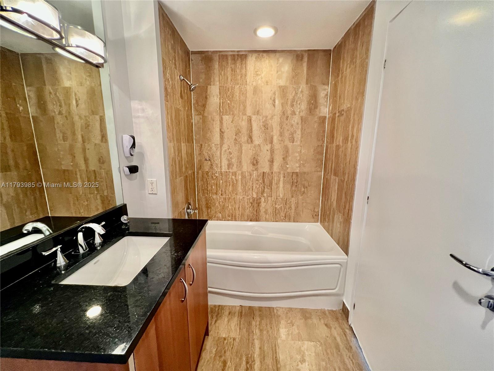 300 S Biscayne Blvd #1405, Miami FL 33131