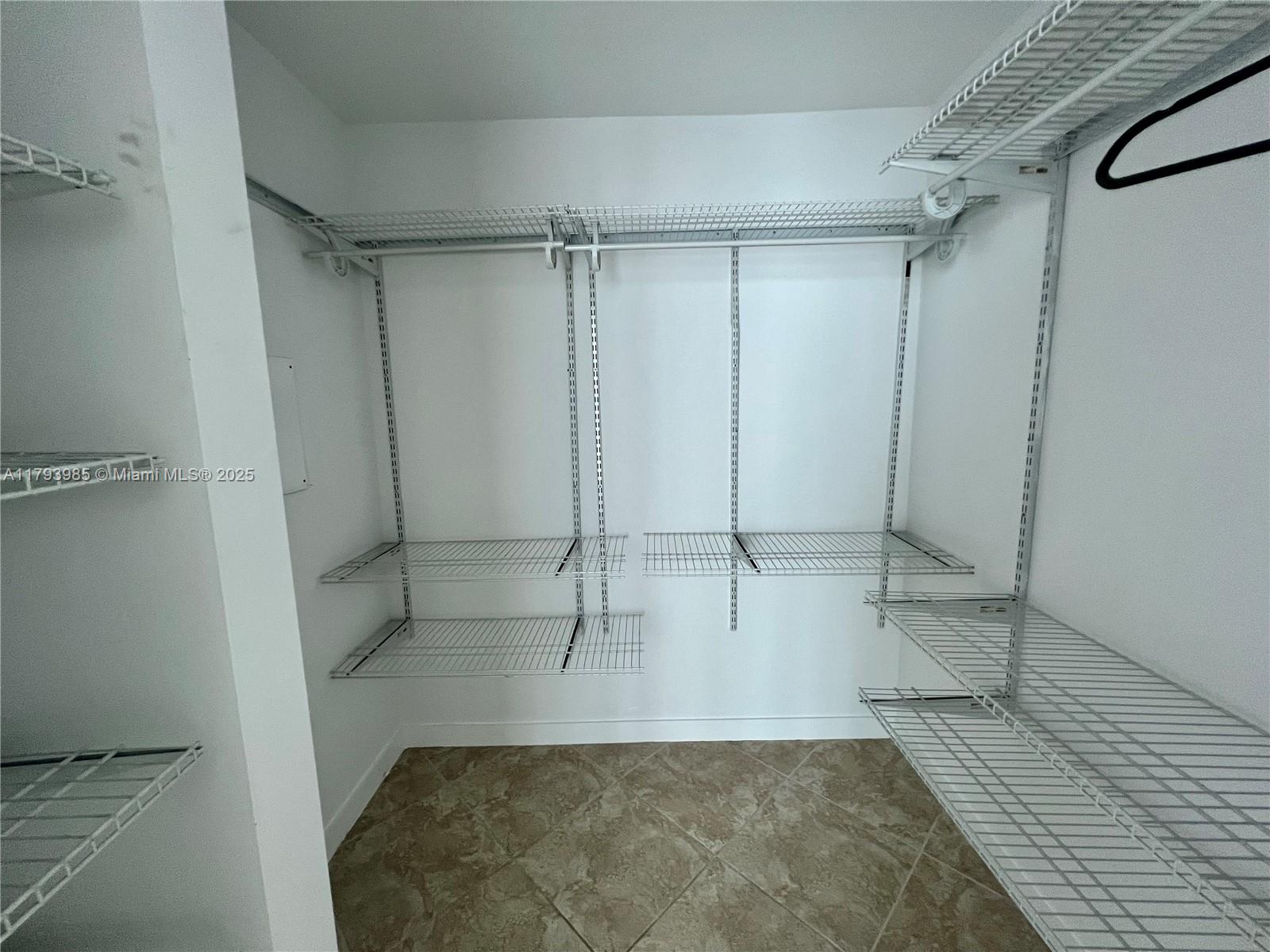 300 S Biscayne Blvd #1405, Miami FL 33131