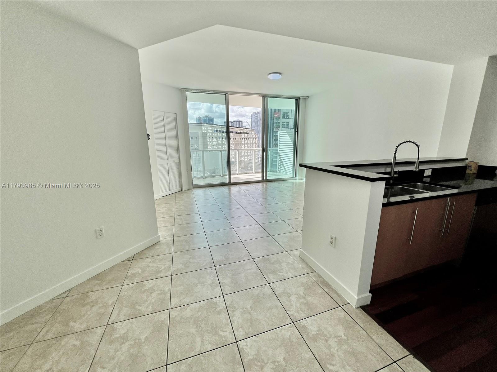 300 S Biscayne Blvd #1405, Miami FL 33131