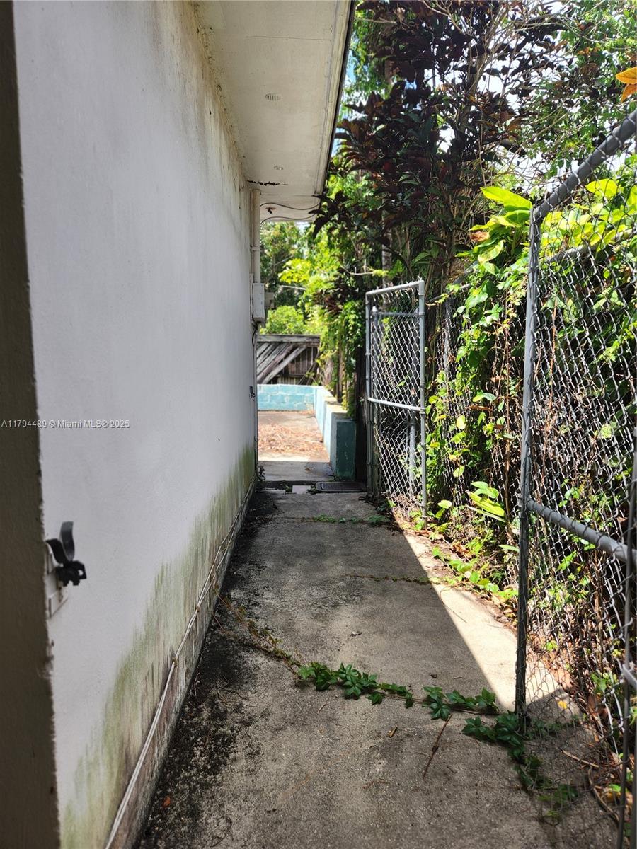 2323 SW 20th St, Miami, Florida image 32
