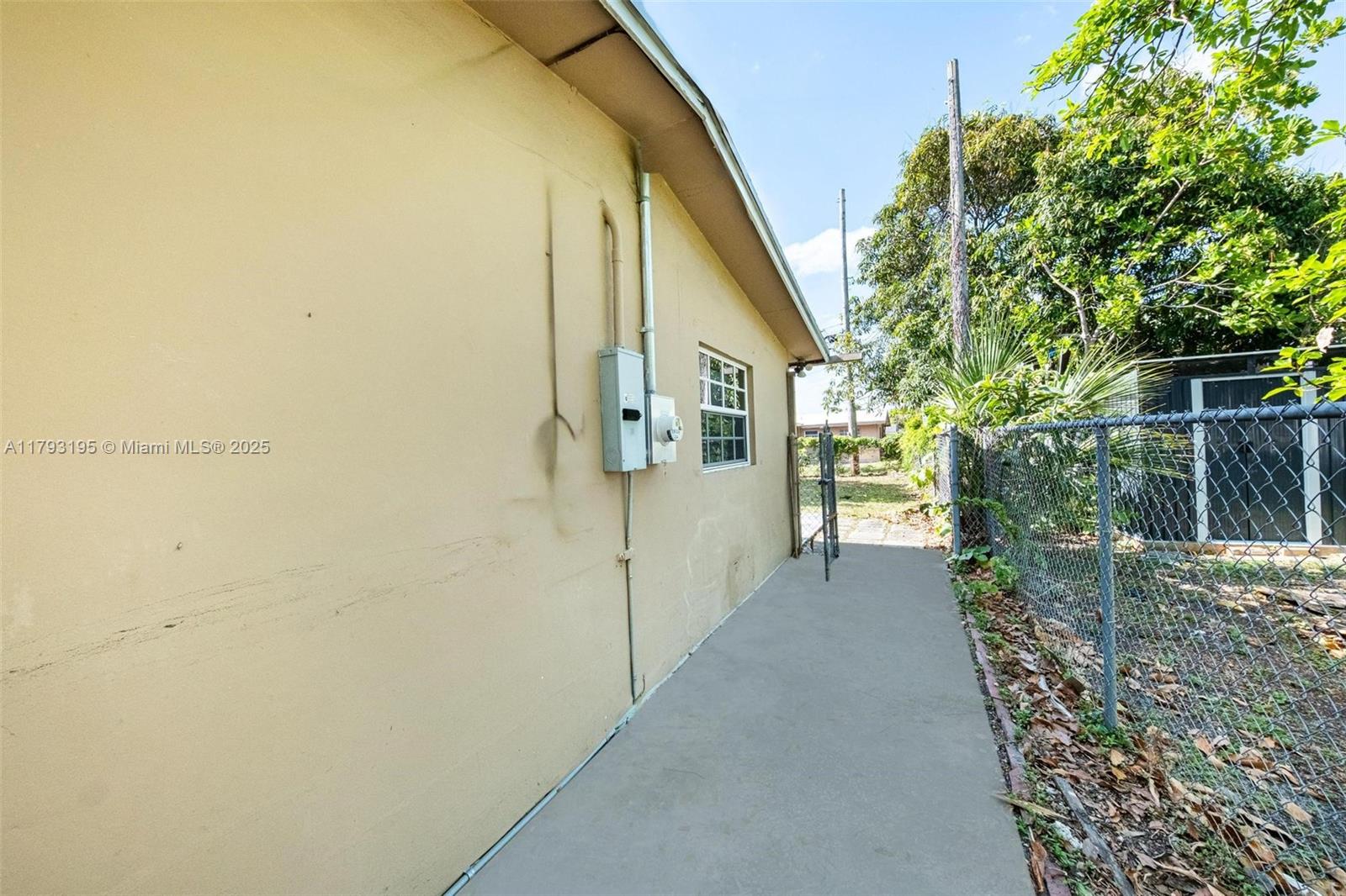 6421 NW 24th Pl, Sunrise, Florida image 9