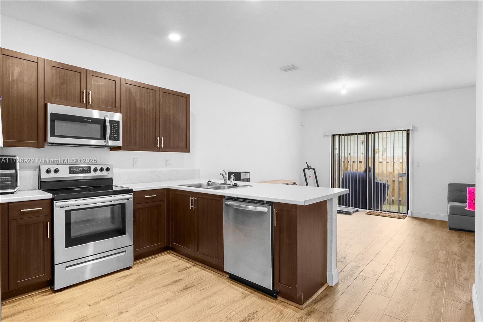 1434 SW 54th Ave, North Lauderdale, Florida image 17