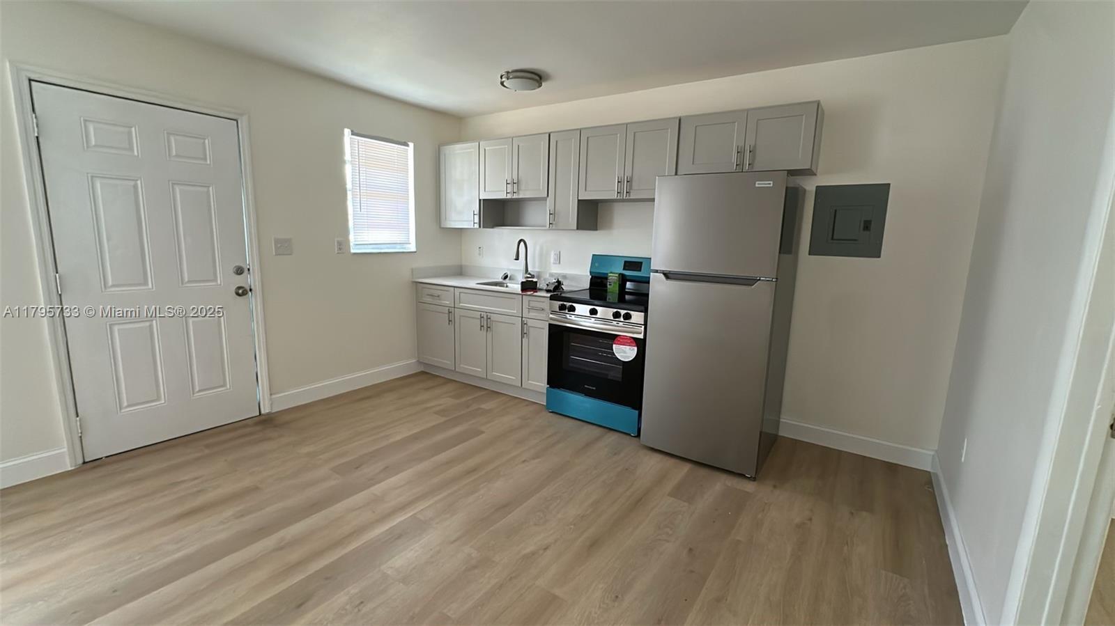 Renovated Duplex unit available for rent. Only 5 minutes away from the turnpike.
Background check, credit report and proof of income required. first month, last month and security deposit required.