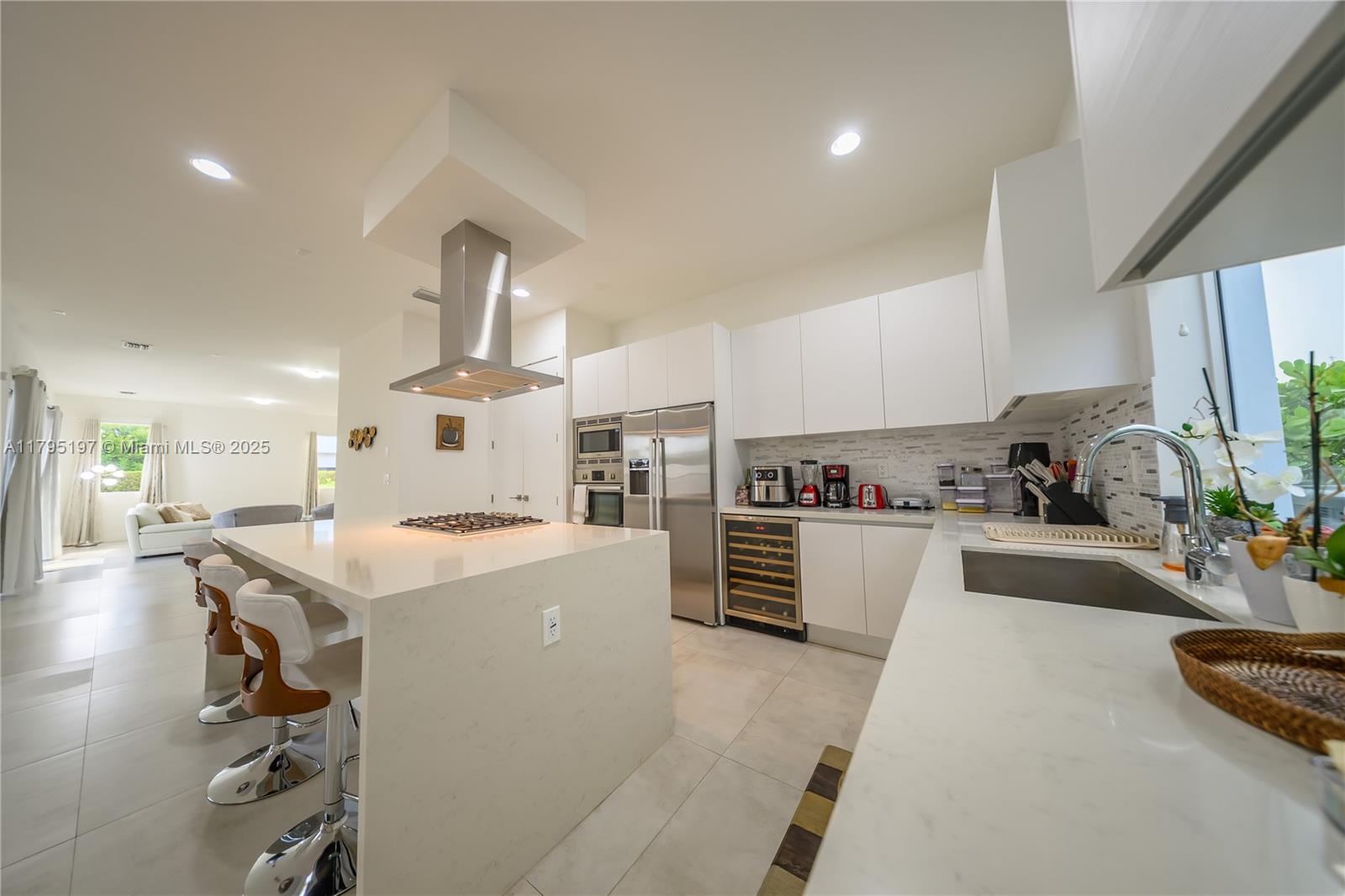 10126 NW 76th Ter, Doral, Florida image 12