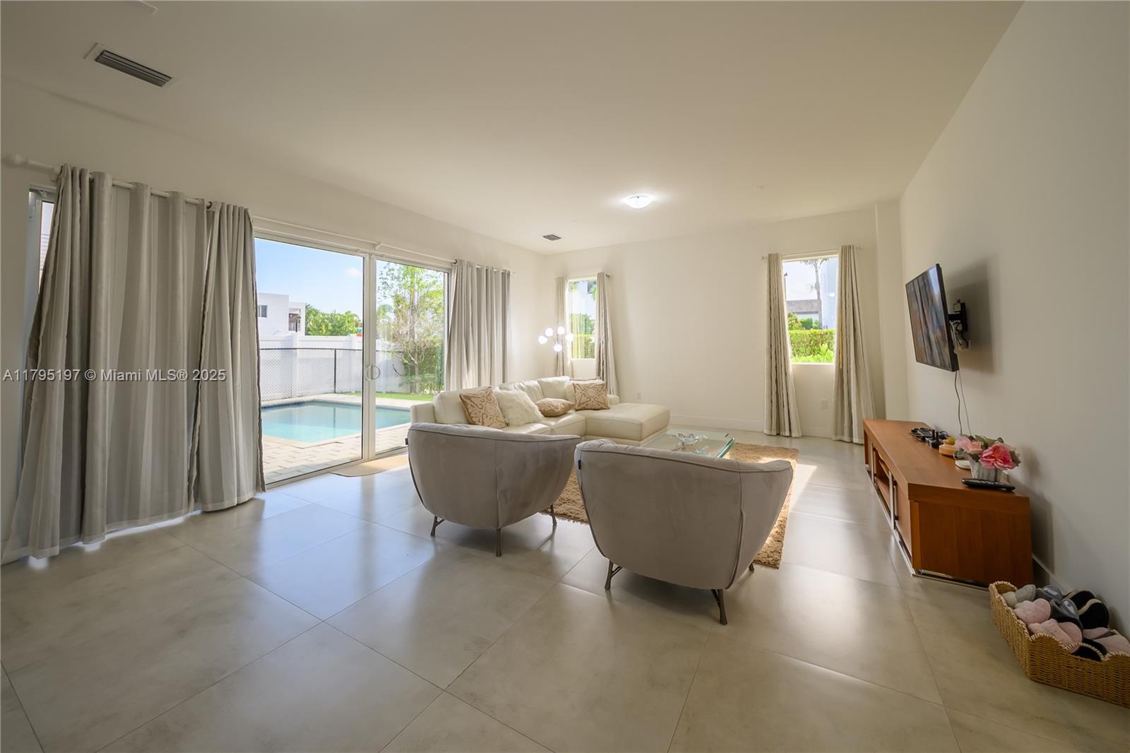 10126 NW 76th Ter, Doral, Florida image 9