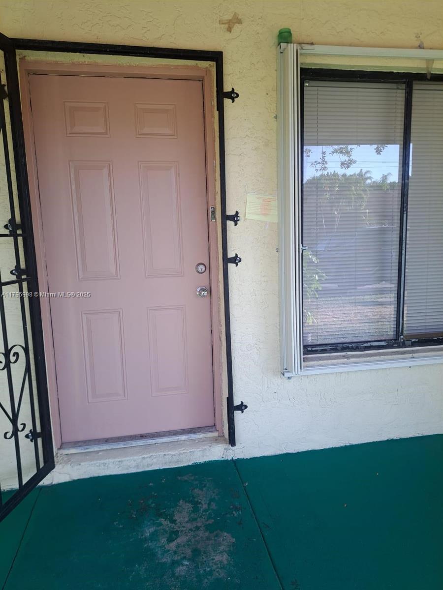 Tremendous opportunity,  Low costs association 170$, 2 bed 2 bath very nice unit text la