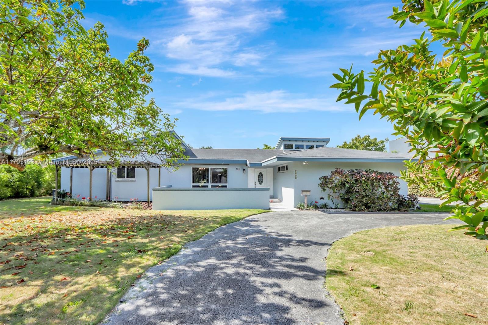 7600 SW 124th St, Pinecrest, Florida image 2