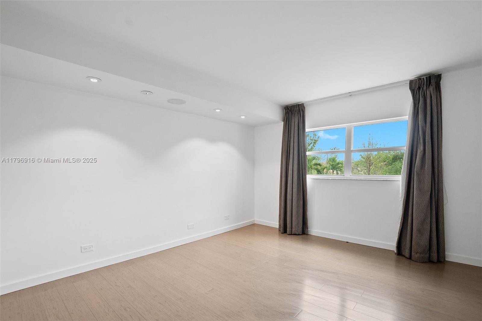 Listing Photo 14