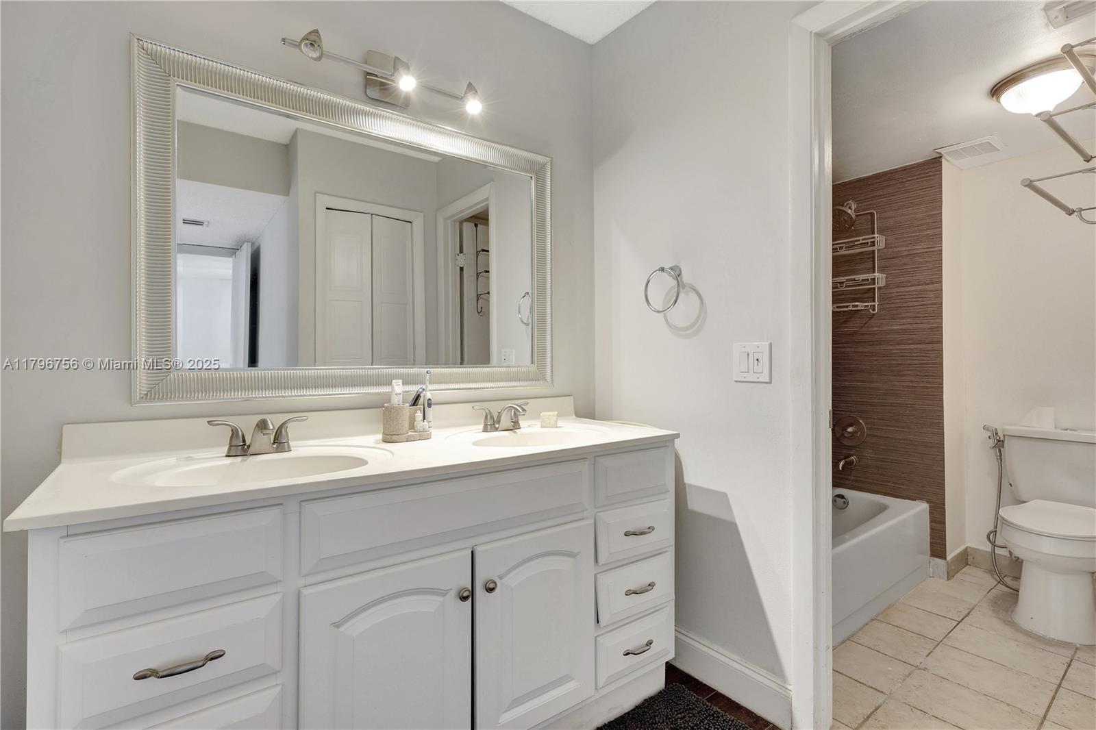 398 Lakeview Dr #203, Weston, Florida image 9
