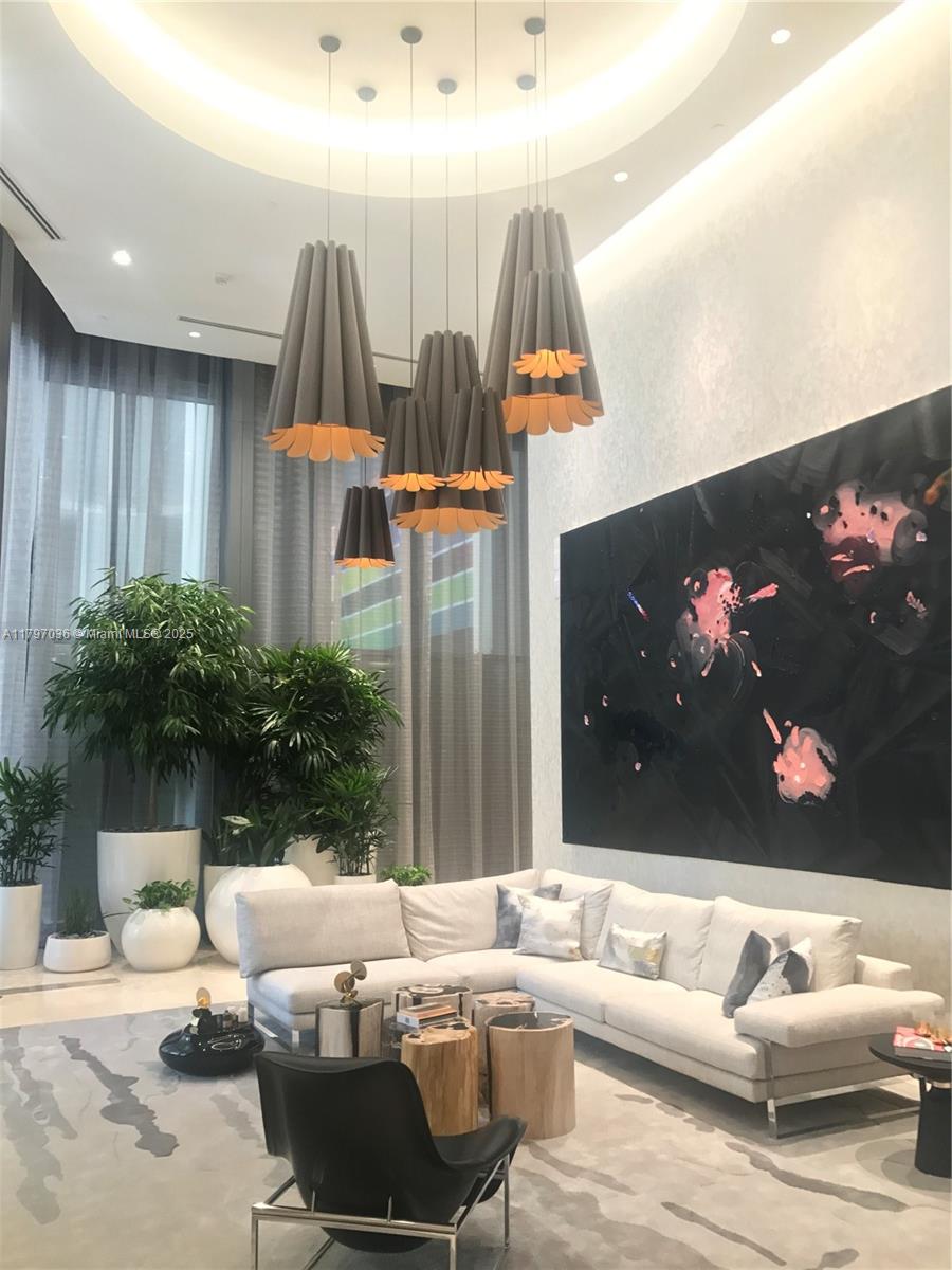 45 SW 9th St #3706, Miami FL 33130