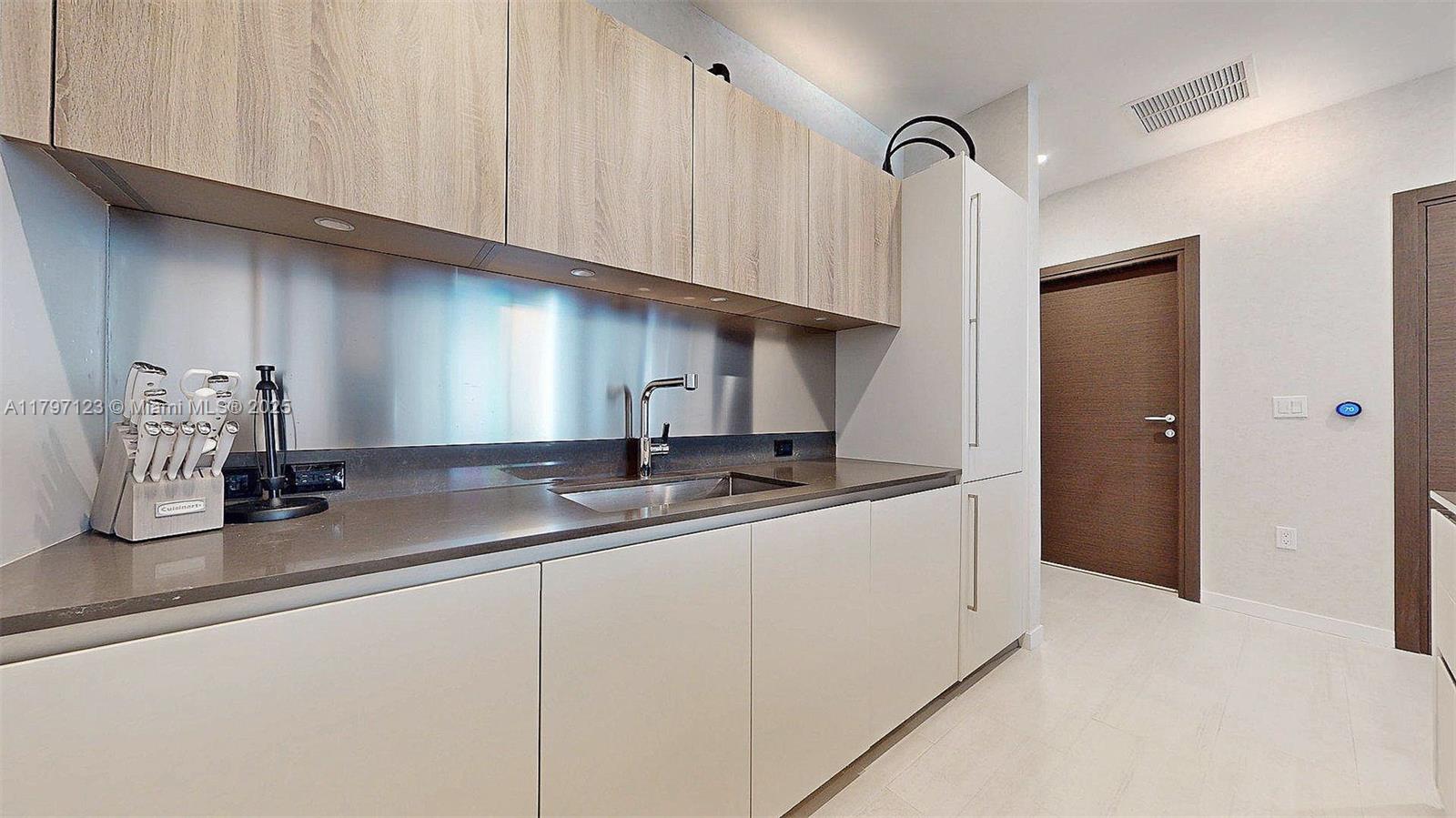 1000 Brickell Plz #1814, Miami FL 33131