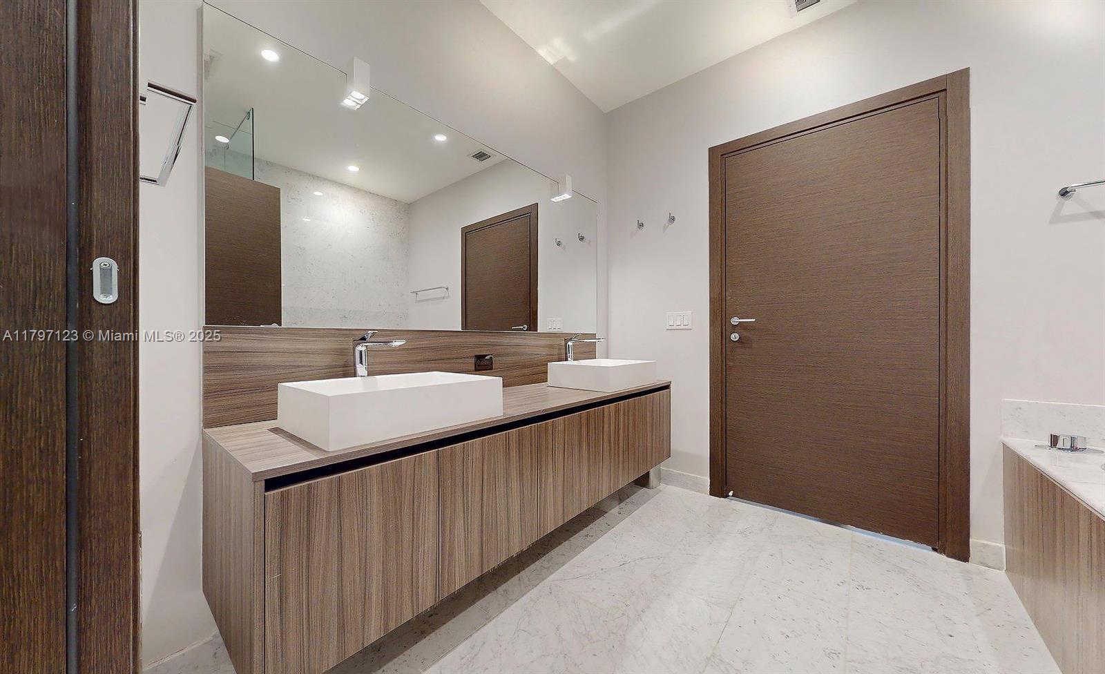1000 Brickell Plz #1814, Miami FL 33131