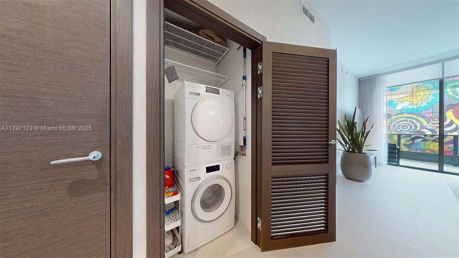 1000 Brickell Plz #1814, Miami FL 33131