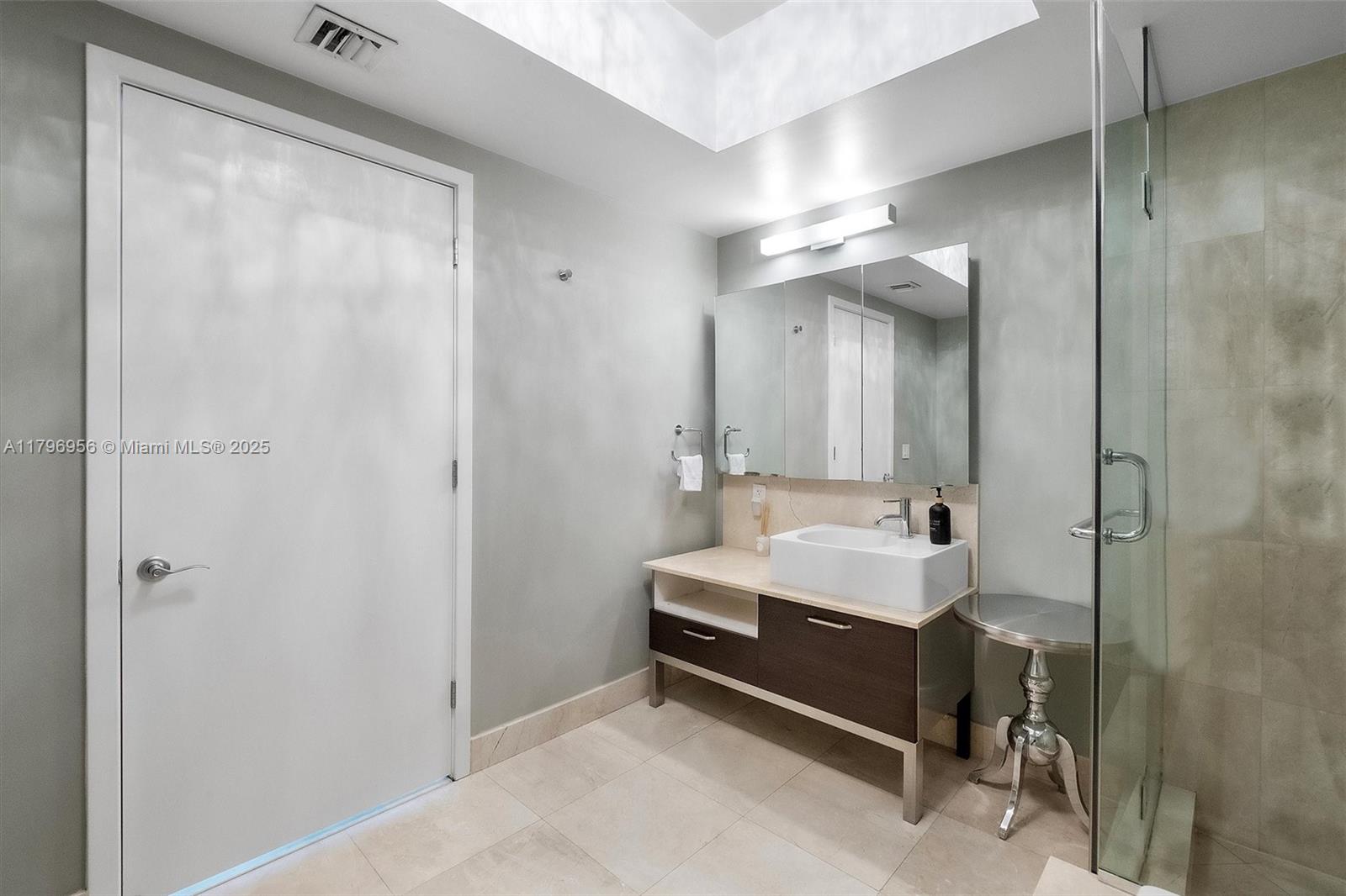 218 SE 14th St #1804, Miami FL 33131