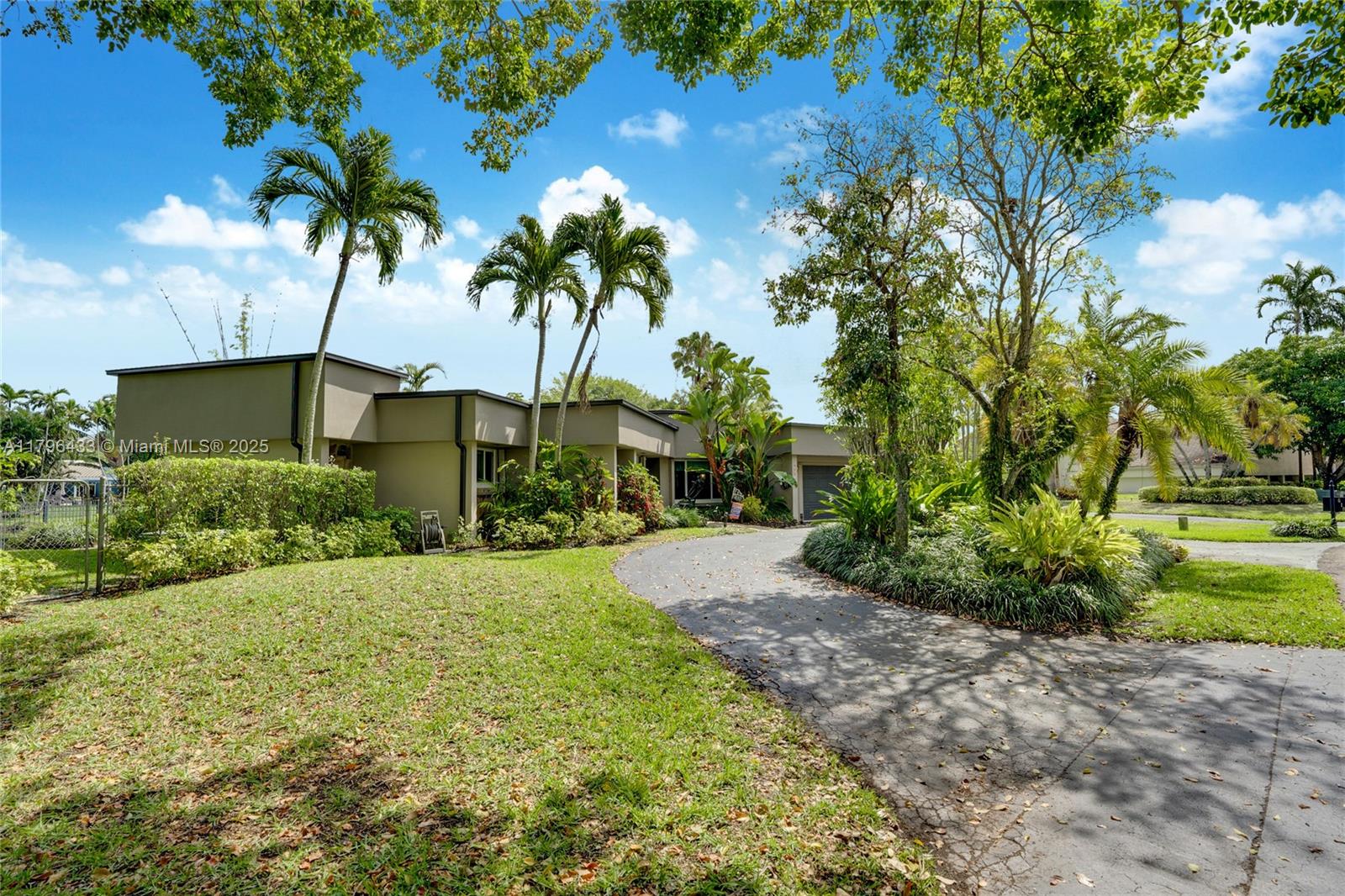 610 Lake Dasha Cir, Plantation, Florida image 2