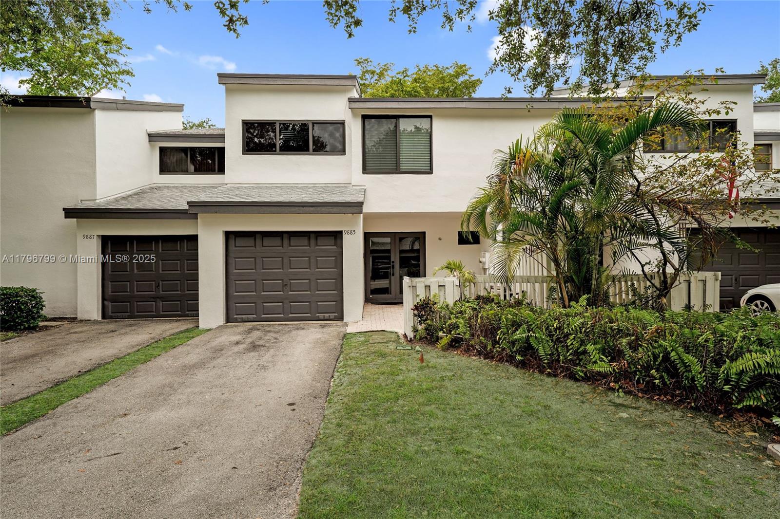9885 Fairway Cove Ln, Plantation, Florida image 2