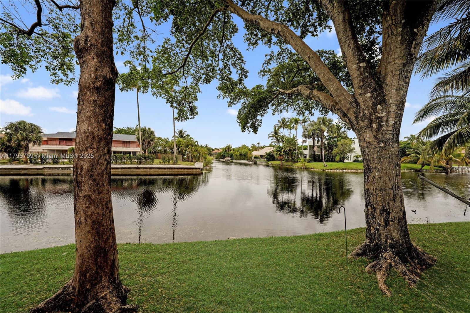 9885 Fairway Cove Ln, Plantation, Florida image 32