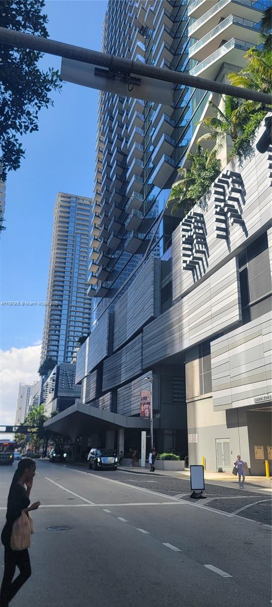 Elegant, Modern and Beautifull Property for Sale in Reach at Brickell City Centre. Enjoy of all the state of the art Amenities. Private access to the mall. Complimentary valet to the guests. IMMACULATE 21 TH FLOOR CONDO UNIT LOCATED IN THE HEART OF BRICKELL WITH ACCESS TO ALL THE BEST SHOPPING AND RESTAURANTS MIAMI HAS TO OFFER. 2 BEDS, 2 BATHS AND UNMATCHED VIEWS OF THE MIAMI RIVER AND SKYLINE. LIVE WORK AND PLAY IN ONE OF THE MOST DESIRED NEIGHBORHOODS IN MIAMI Kitchen and Bathrooms feature Italkraft cabinetry and stone counter tops,Premium Bosch appliance,Master bedroom with private en-suite bathrooms,Open concept layout with island , good investment the best building in Brickell. Tenant occupied.