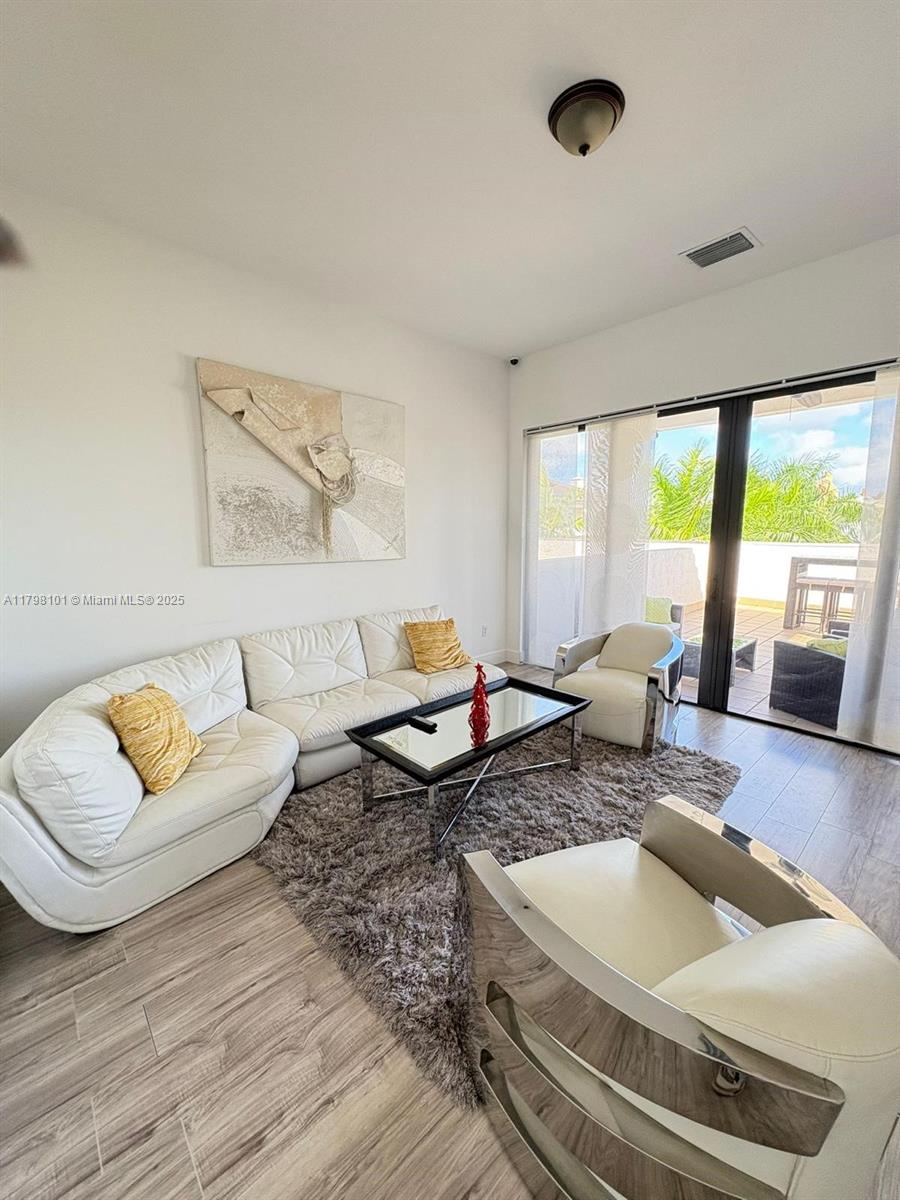 Stunning Huge Townhouse at the heart of Downtown Doral.