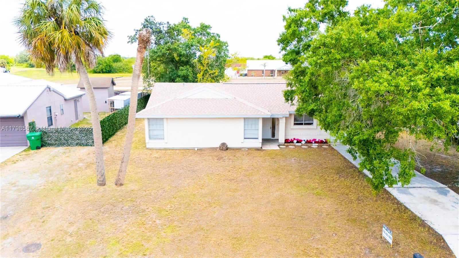 4023 E Palomar Cir, La Belle, Florida image 3