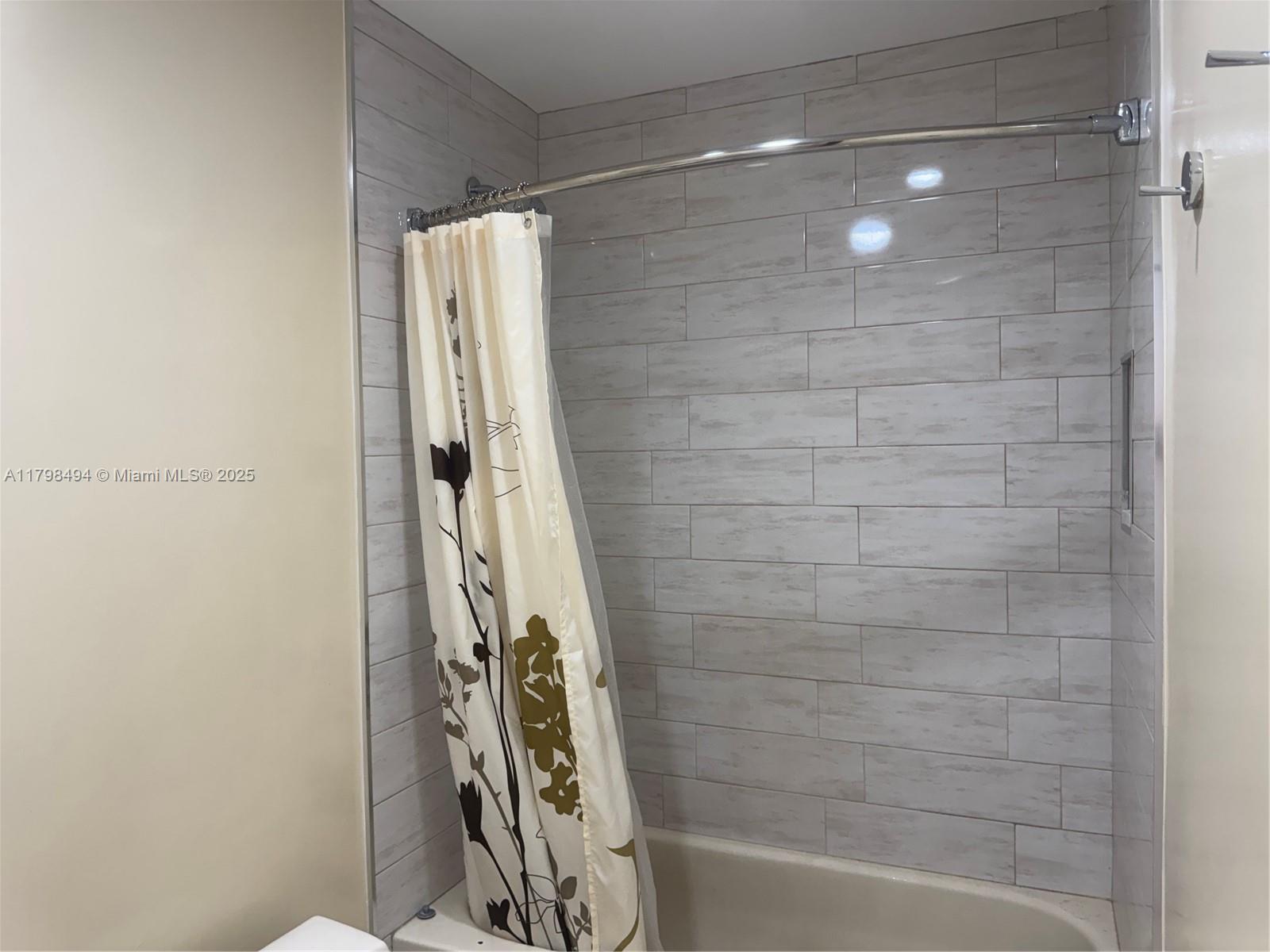 19040 NW 65th Ct, Hialeah, Florida image 23