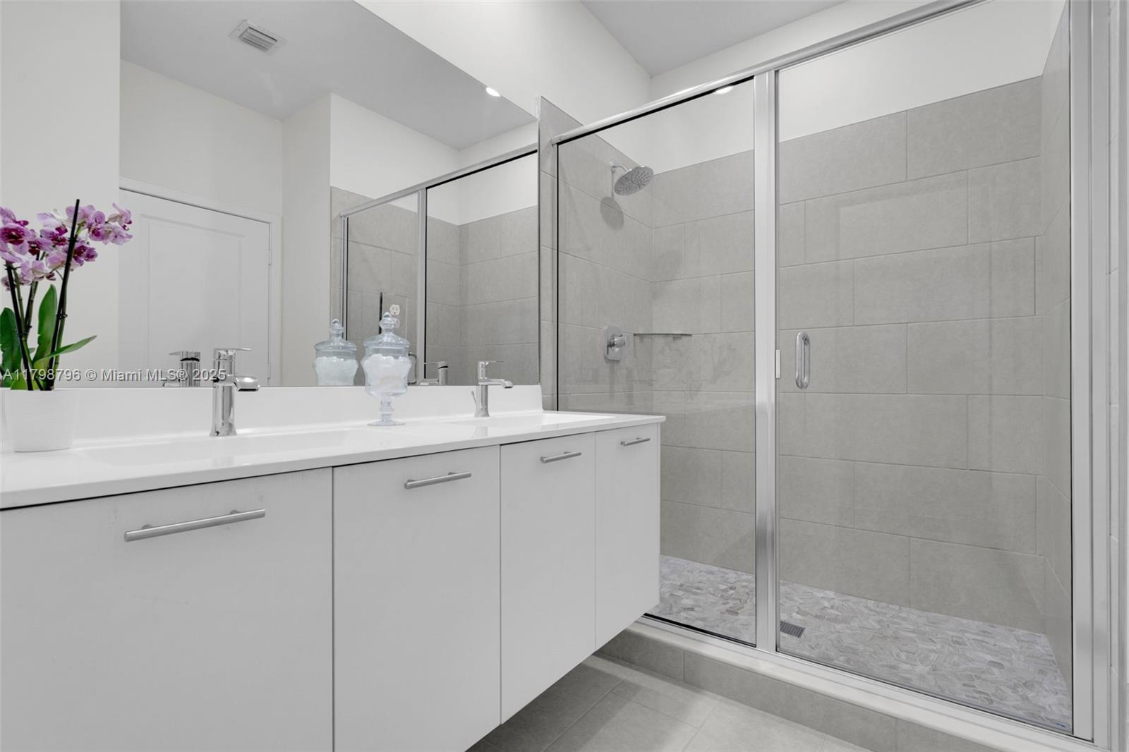 4233 NW 83rd Path, Doral, Florida image 11