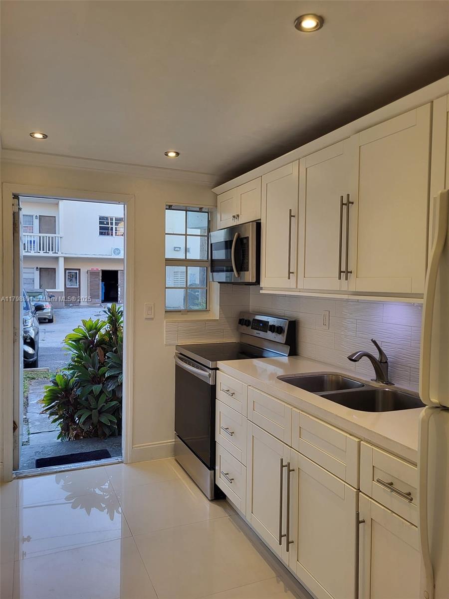1450 NE 170th St #106, North Miami Beach, Florida image 1