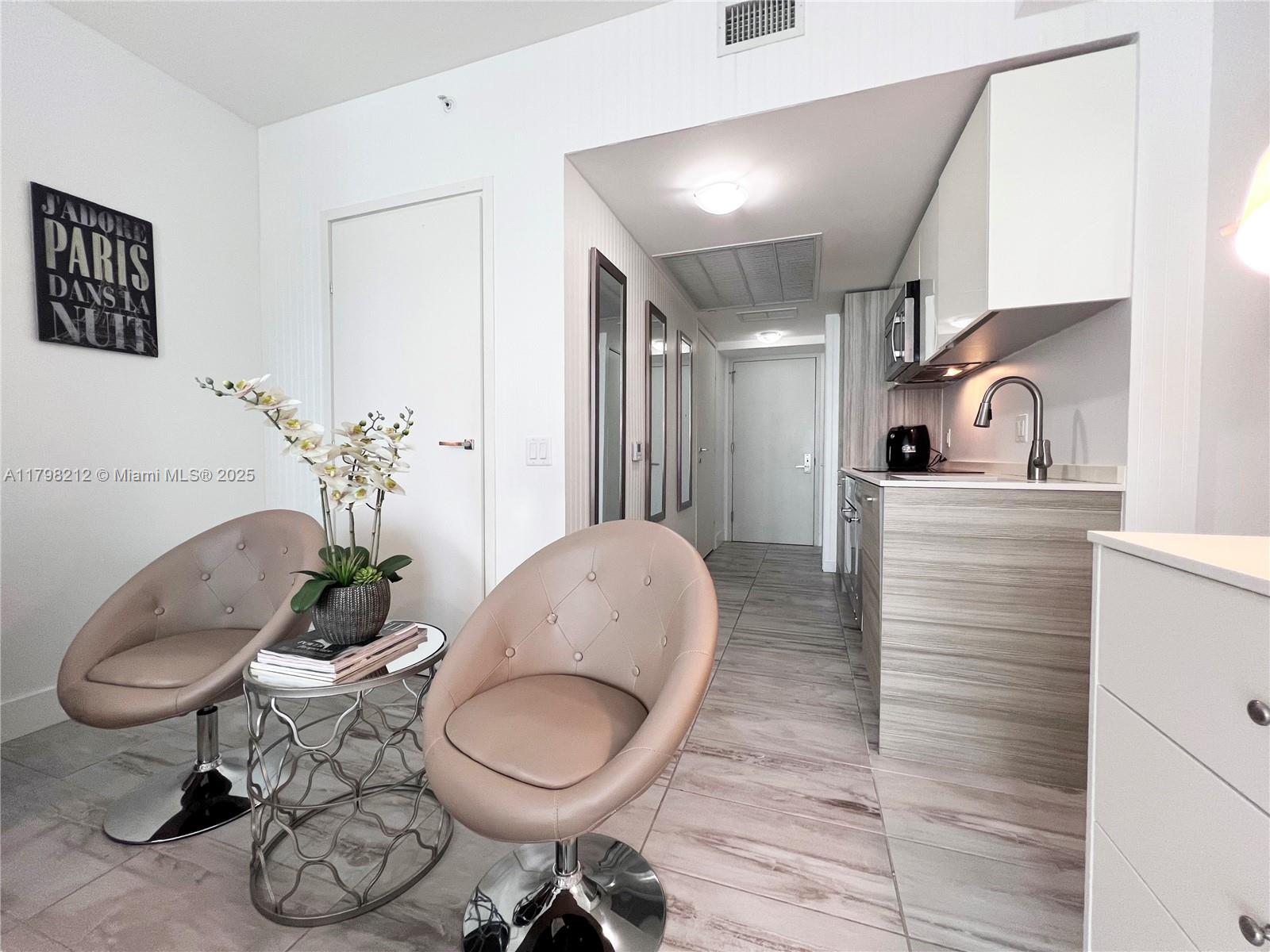 1300 Brickell Bay Dr #1813, Miami FL 33131