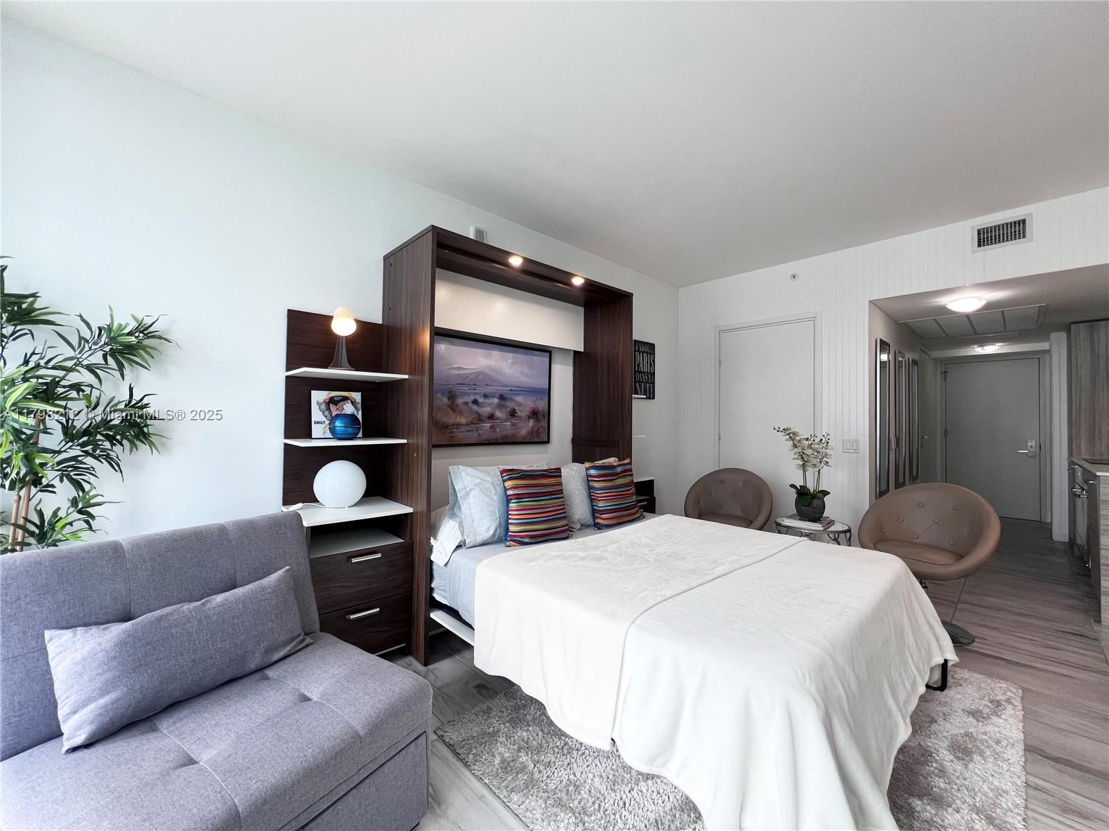 1300 Brickell Bay Dr #1813, Miami FL 33131